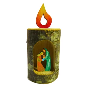 Bunte Krippe im Kastanienstamm in Form einer Kerze