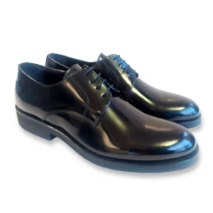 Eleganter, glänzender, formeller, bequemer und sehr leichter Herrenschuh mit runder Schuhspitze