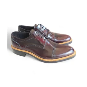 Scarpe uomo modello derby con puntina in pelle lucida bordeaux e nero con fondo cucito
