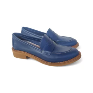 Mocassino donna in pelle nappata blu e fondo gomma con tacco 3,5 cm.