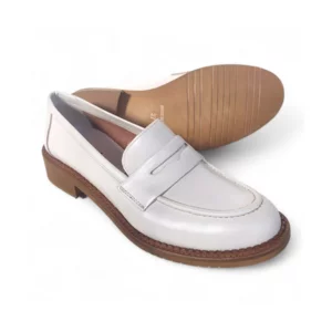 Mocassin femme sans lacets en cuir et semelle en caoutchouc avec talon de 3,5 cm.