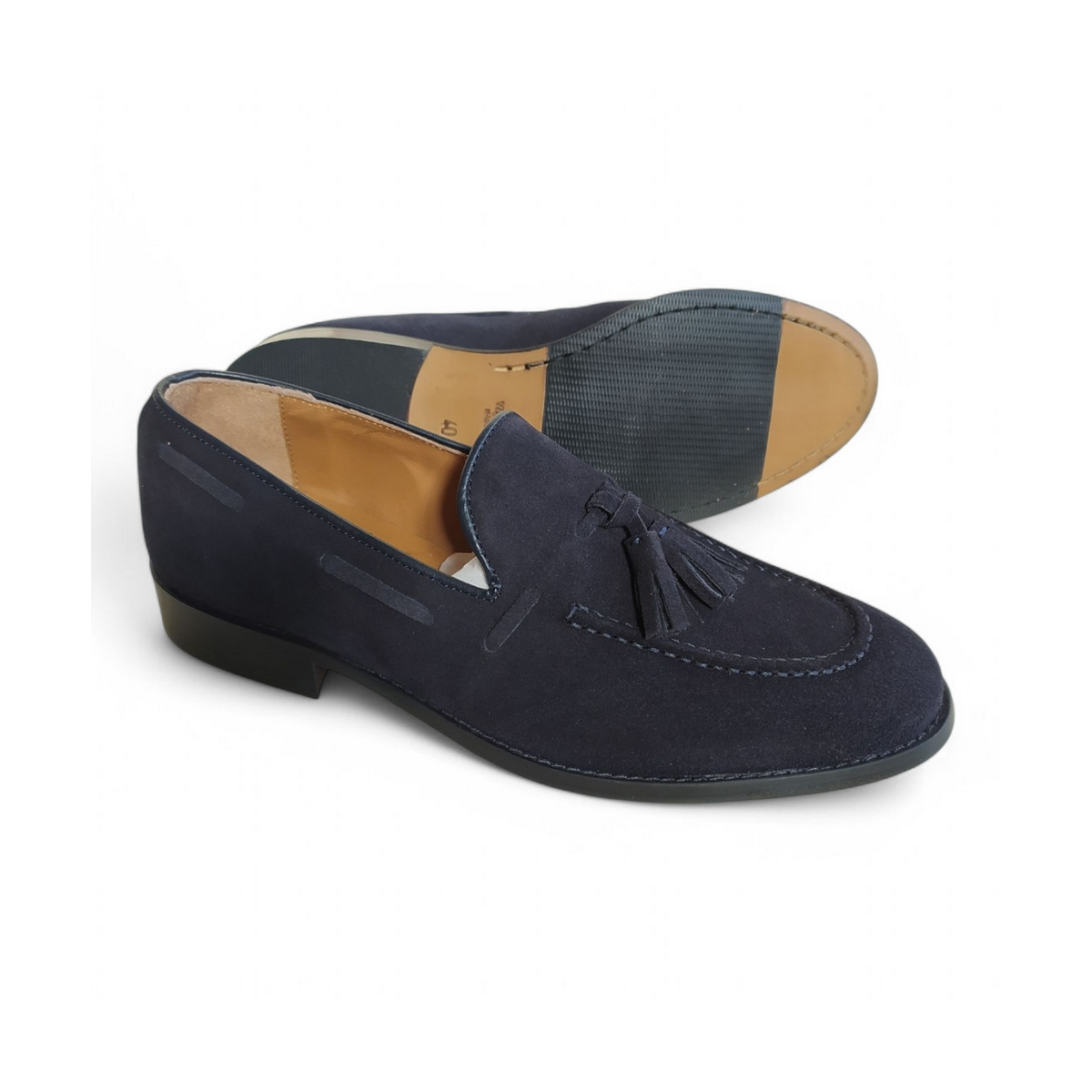 HERRENSCHUH OHNE SCHNÜRSENKEL MIT QUASTEN UND LEDERSOHLE MIT GENÄHTEM EINSATZ – INFORMELLE ELEGANZ