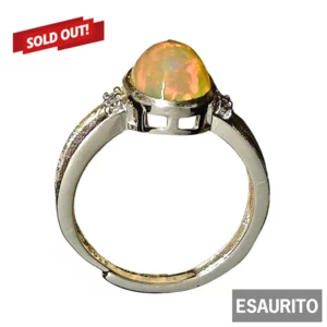 Bague en argent ornée d'une opale naturelle d'Éthiopie