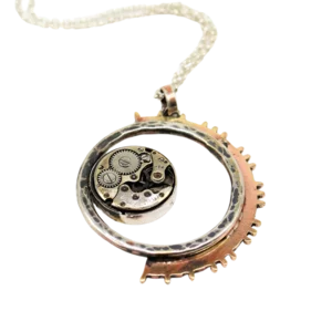 Eclissi -  Medaglione con cerchio battuto e meccanismo e ingranaggio di orologio a pendolo