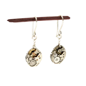 Orecchini con meccanismi di orologio 
