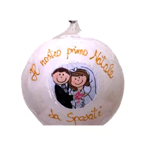 Boule de Noël avec l'inscription "Notre premier Noël en tant que couple marié"