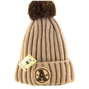 Berretto in lana beige con pompon marrone e applicazione ricamata modello “A”