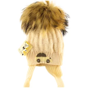 Cappellino in maglia beige per neonato con pompon in pelliccia e applicazione auto