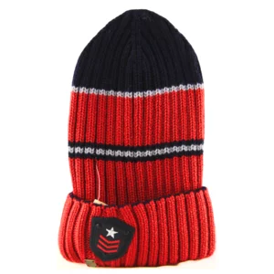 Berretto in lana a coste rosso e nero con risvolto e patch ricamata con stella