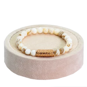 Bracciale in pietre naturali, corallo di bambù con charm 