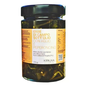 Wildkräuter in Öl mit Knoblauch und Chilipfeffer gemischt